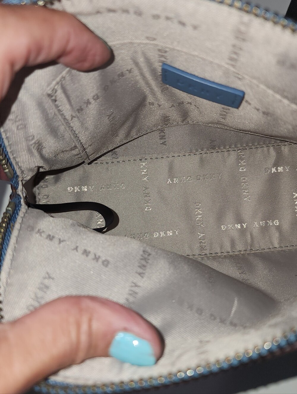 DKNY Ombre Blue/White Pouch - Picture 11 of 11